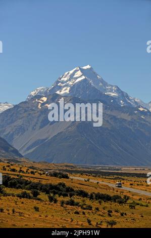 State Highway 80, wird als Tourist Road im Aoraki / Mount Cook National Park auf South Island in Neuseeland beschrieben. In der Ferne Stockfoto