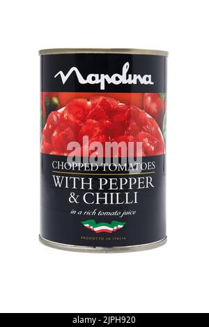 Dose Napolina gehackte Tomaten mit Pfeffer und Chili. Studioaufnahme, isoliert auf Weiß mit Pfad. Ausschnitt Stockfoto