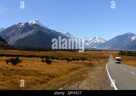 State Highway 80, wird als Tourist Road im Aoraki / Mount Cook National Park auf South Island in Neuseeland beschrieben. In der Ferne Stockfoto