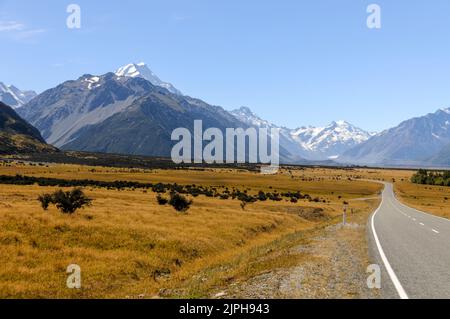 State Highway 80, wird als Tourist Road im Aoraki / Mount Cook National Park auf South Island in Neuseeland beschrieben. In der Ferne Stockfoto