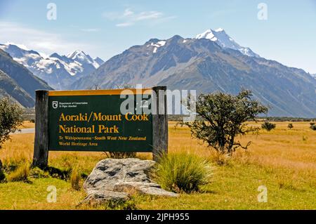 Ein Straßenschild neben dem State Highway 80 wird als Tourist Road im Mackenzie Country, South Island in Neuseeland beschrieben. Stockfoto