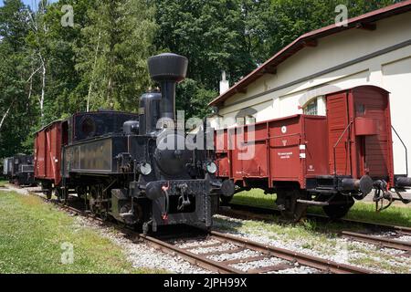 Luzna, Tschechische Republik - 2. Juli 2022 - Eisenbahnmuseum Tschechische Eisenbahn in Luzna schließen Rakovnik - Dampflokomotiven der Serie 310 mit dem Spitznamen „Kafemlejnek Stockfoto