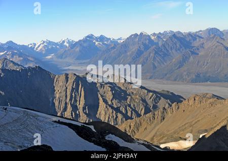 Blick vom Gipfel der Mount Cook Range in Richtung Aoraki / Mount Cook auf Südinsel in Neuseeland. Stockfoto