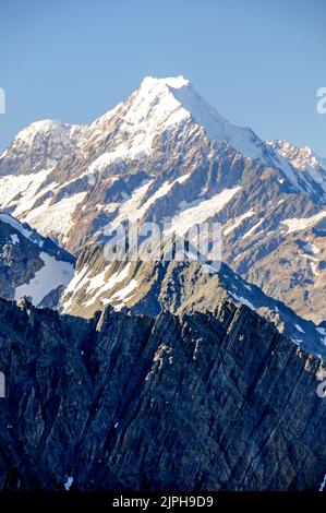 Blick vom Gipfel der Mount Cook Range auf den schneebedeckten Aoraki / Mount Cook auf der Südinsel Neuseelands. Mt. Cook erhielt den Namen A Stockfoto