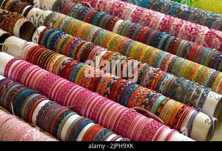 Nahaufnahme von bunten Lederarmbändern auf einem Marktstand Pollenca Mallorca Spanien Stockfoto