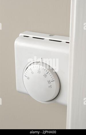 Zentrale Heizung Temperatur Thermostat an der Wand aus der Nähe befestigt Stockfoto