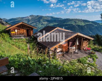 Dies sind Berghütten der Gams Hut, die von der DAV Sektion Otterfing verwaltet werden. Das Hotel liegt auf dem hohen Wanderweg bekannt als der Berliner Hohenweg Stockfoto