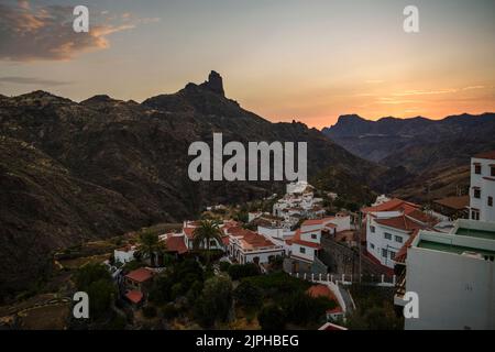 Blick auf den Bentayga-Felsen von der touristischen Stadt Tejeda auf Gran Canaria, Kanarische Inseln, Spanien Stockfoto