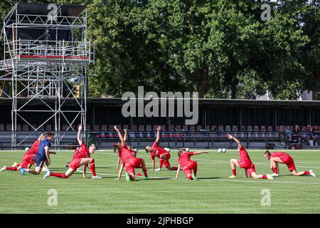 ENSCHEDE, NIEDERLANDE - 18. AUGUST: Spieler des FC Twente strecken sich während des UEFA Women's Champions League Qualifikationsspiels zwischen FC Twente und CSF Anennii am 18. August 2022 im Sportpark Het Diekman in Enschede, Niederlande (Foto: Marcel ter Bals/Orange Picles) Stockfoto