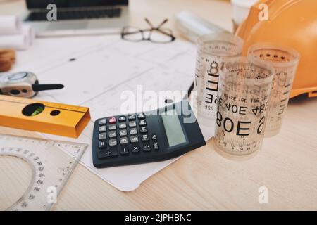 Flexibles Lineal und Rechner auf dem Tisch des Ingenieurs Stockfoto