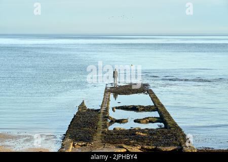 Antony Gormleys Skulptur eines menschlichen Körpers, ein anderes Mal XXI in Fulsam Rock Beach, Margate, Thanet Stockfoto