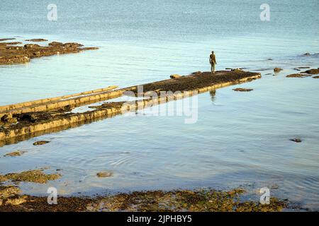 Antony Gormleys Skulptur eines menschlichen Körpers, ein anderes Mal XXI in Fulsam Rock Beach, Margate, Thanet Stockfoto