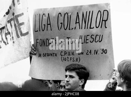 Bukarest, Rumänien, April 1990. „Golaniada“, ein großer Anti-Kommunismus-Protest auf dem Universitätsplatz nach der rumänischen Revolution von 1989. Die Menschen versammelten sich täglich, um gegen die Ex-Kommunisten zu protestieren, die nach der Revolution die Macht ergriffen hatten. Auf diesem Banner steht: 'The Hooligans' League, gegründet vom Genossen Iliescu im April 24, 1990' Stockfoto