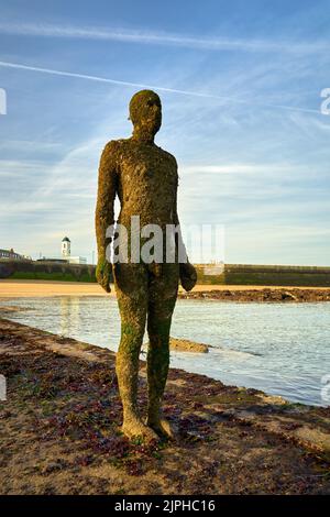 Antony Gormleys Skulptur eines menschlichen Körpers, ein anderes Mal XXI in Fulsam Rock Beach, Margate, Thanet Stockfoto