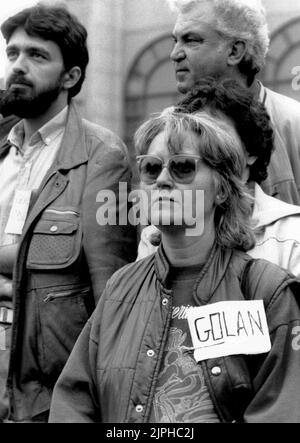 Bukarest, Rumänien, April 1990. „Golaniada“, ein großer Anti-Kommunismus-Protest auf dem Universitätsplatz nach der rumänischen Revolution von 1989. Die Menschen versammelten sich täglich, um gegen die Ex-Kommunisten zu protestieren, die nach der Revolution die Macht ergriffen hatten. Als Präsident Iliescu sie "golani" (Hooligans) nannte, nahmen die Demonstranten den Begriff stolz an und trugen ihn als Abzeichen. Stockfoto