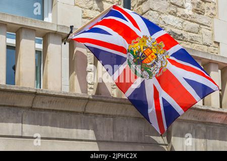 Dieu et mon droit Union Jack Flagge für die Queens Platinum Jubilee Feiern in Swanage, Dorset UK an einem heißen sonnigen Tag im Juni Stockfoto