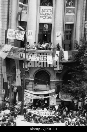 Bukarest, Rumänien, April 1990. „Golaniada“, ein großer Anti-Kommunismus-Protest auf dem Universitätsplatz nach der rumänischen Revolution von 1989. Die Menschen versammelten sich täglich, um gegen die Ex-Kommunisten zu protestieren, die nach der Revolution die Macht ergriffen hatten. Der Balkon des Universitätsgebäudes wurde zur „Plattform für Demokratie“, die zur Ansprache der Menschenmenge genutzt wurde. Stockfoto