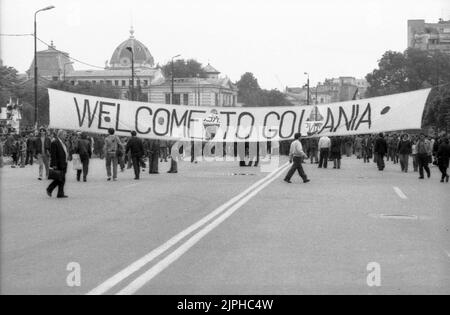 Bukarest, Rumänien, April 1990. „Golaniada“, ein großer Anti-Kommunismus-Protest auf dem Universitätsplatz nach der rumänischen Revolution von 1989. Die Menschen versammelten sich täglich, um gegen die Ex-Kommunisten zu protestieren, die nach der Revolution die Macht ergriffen hatten. Als Präsident Iliescu sie "golani" (Hooligans) nannte, nahmen die Demonstranten den Begriff stolz an und trugen ihn als Abzeichen. Stockfoto