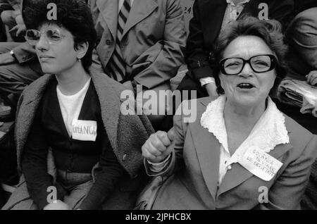 Bukarest, Rumänien, April 1990. „Golaniada“, ein großer Anti-Kommunismus-Protest auf dem Universitätsplatz nach der rumänischen Revolution von 1989. Die Menschen versammelten sich täglich, um gegen die Ex-Kommunisten zu protestieren, die nach der Revolution die Macht ergriffen hatten. Als Präsident Iliescu sie "golani" (Hooligans) nannte, nahmen die Demonstranten den Begriff stolz an und trugen ihn als Abzeichen. Stockfoto