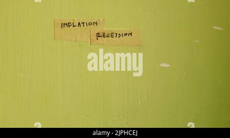 Inflation Wort auf Klebeband isoliert grüne schmutzige Wand geschrieben Stockfoto