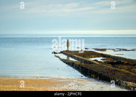 Antony Gormleys Skulptur eines menschlichen Körpers, ein anderes Mal XXI in Fulsam Rock Beach, Margate, Thanet Stockfoto