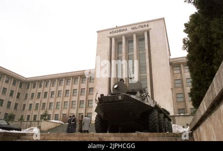 Bukarest, Rumänien, Januar 1990. Armee vor der Militärakademie, wenige Tage nach der rumänischen Revolution im Dezember 1989. Stockfoto