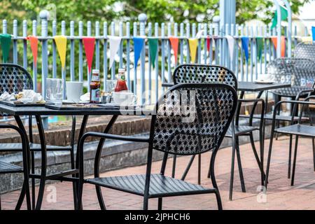 Dorking, Surrey Hills, London, Großbritannien, August 18 2022, Dirty Cups and Telles Crockery and Cups on A Table Top Fertiggericht ohne Menschen Stockfoto