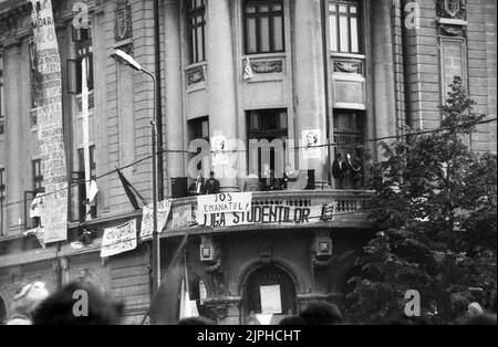 Bukarest, Rumänien, April 1990. „Golaniada“, ein großer Anti-Kommunismus-Protest auf dem Universitätsplatz nach der rumänischen Revolution von 1989. Die Menschen versammelten sich täglich, um gegen die Ex-Kommunisten zu protestieren, die nach der Revolution die Macht ergriffen hatten. Der Balkon des Universitätsgebäudes wurde zur „Plattform für Demokratie“, die zur Ansprache der Menschenmenge genutzt wurde. Stockfoto