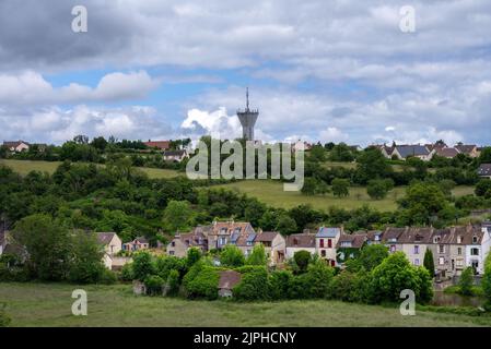 FRESNAY-SUR-SARTHE, FRANKREICH - 27.. MAI 2022: Häuser entlang des Flusses Sarthe im Frühjahr Stockfoto