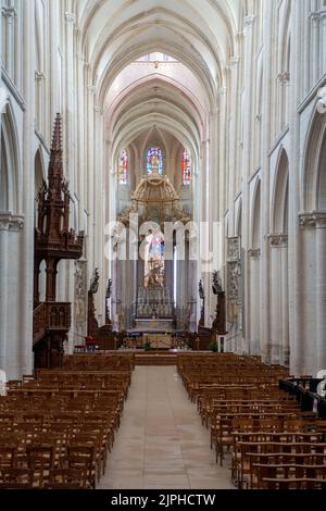 Innenansicht einer hell erleuchteten Kirche mit einfacher Innenarchitektur Stockfoto