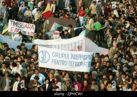 Bukarest, Rumänien, April 1990. „Golaniada“, ein großer Anti-Kommunismus-Protest auf dem Universitätsplatz nach der rumänischen Revolution von 1989. Die Menschen versammelten sich täglich, um gegen die Ex-Kommunisten zu protestieren, die nach der Revolution die Macht ergriffen hatten. Die Hauptforderung war, dass kein ehemaliges Parteimitglied bei den Wahlen im Mai 20. kandidieren darf. Stockfoto