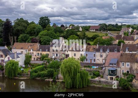 FRESNAY-SUR-SARTHE, FRANKREICH - 27.. MAI 2022: Weberhäuser am Ufer des Flusses Sarthe, Fresnay-sur-Sarthe, Pays de Loire, Frankreich Stockfoto