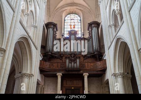 Innenansicht einer hell erleuchteten Kirche mit einfacher Innenarchitektur Stockfoto