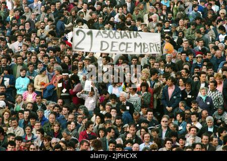 Bukarest, Rumänien, April 1990. „Golaniada“, ein großer Anti-Kommunismus-Protest auf dem Universitätsplatz nach der rumänischen Revolution von 1989. Die Menschen versammelten sich täglich, um gegen die Ex-Kommunisten zu protestieren, die nach der Revolution die Macht ergriffen hatten. Die Hauptforderung war, dass kein ehemaliges Parteimitglied bei den Wahlen im Mai 20. kandidieren darf. Stockfoto