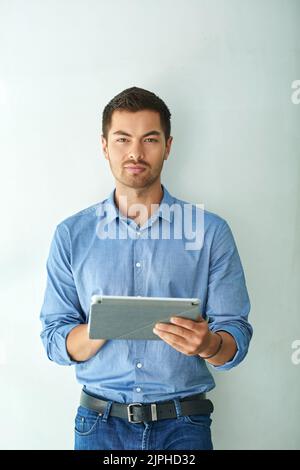 Porträt eines attraktiven jungen Geschäftsmannes mit digitalem Tablet Stockfoto
