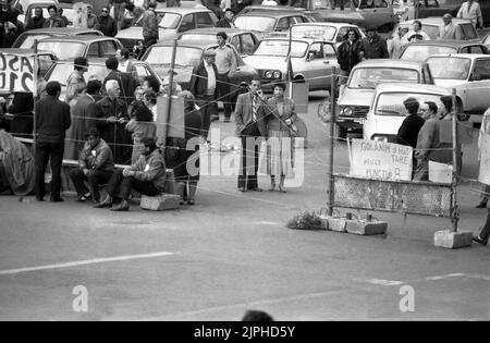 Bukarest, Rumänien, April 1990. „Golaniada“, ein großer Anti-Kommunismus-Protest nach der rumänischen Revolution von 1989. Die Menschen versammelten sich täglich, um gegen die Ex-Kommunisten zu protestieren, die nach der Revolution die Macht ergriffen hatten. Die Demonstranten besetzten und umschlossen einen großen Bereich auf dem Universitätsplatz. Stockfoto