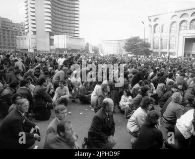 Bukarest, Rumänien, April 1990. „Golaniada“, ein großer Anti-Kommunismus-Protest auf dem Universitätsplatz nach der rumänischen Revolution von 1989. Die Menschen versammelten sich täglich, um gegen die Ex-Kommunisten zu protestieren, die nach der Revolution die Macht ergriffen hatten. Die Hauptforderung war, dass kein ehemaliges Parteimitglied bei den Wahlen im Mai 20. kandidieren darf. Stockfoto