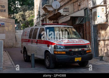 Jerusalem, Israel - 09.08.2022. Magen David Adom Ambulanz in der Altstadt. Stockfoto