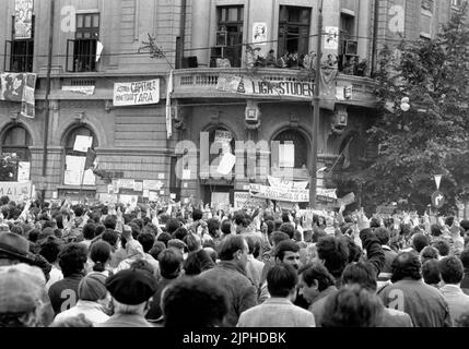 Bukarest, Rumänien, April 1990. „Golaniada“, ein großer Anti-Kommunismus-Protest auf dem Universitätsplatz nach der rumänischen Revolution von 1989. Die Menschen versammelten sich täglich, um gegen die Ex-Kommunisten zu protestieren, die nach der Revolution die Macht ergriffen hatten. Der Balkon des Universitätsgebäudes wurde zur „Plattform für Demokratie“, die zur Ansprache der Menschenmenge genutzt wurde. Stockfoto