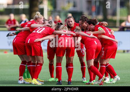 ENSCHEDE, NIEDERLANDE - 18. AUGUST: Spieler des FC Twente während des UEFA Women's Champions League Qualifikationsspiels zwischen FC Twente und CSF Anennii am 18. August 2022 im Sportpark Het Diekman in Enschede, Niederlande (Foto: Marcel ter Bals/Orange Picles) Stockfoto