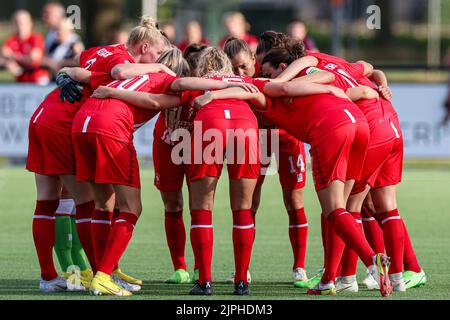 ENSCHEDE, NIEDERLANDE - 18. AUGUST: Spieler des FC Twente während des UEFA Women's Champions League Qualifikationsspiels zwischen FC Twente und CSF Anennii am 18. August 2022 im Sportpark Het Diekman in Enschede, Niederlande (Foto: Marcel ter Bals/Orange Picles) Stockfoto