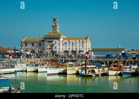 Die kleinen Schiffe von Dunkirk vor dem Uhrenhaus am Ramsgate Royal Harbour Stockfoto