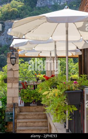 (C) Denis TRASFI / MAXPPP - à Rocamadour le 11-08-2022 - Terrasse de Restaurant Stockfoto