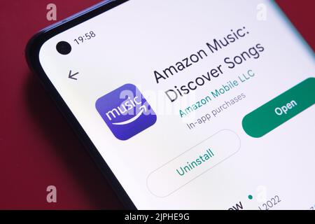 Amazon Music App im Google Play Store auf dem Smartphone-Bildschirm auf rotem Hintergrund angezeigt. Nahaufnahme mit selektivem Fokus. Stafford, Vereinigte Ki Stockfoto