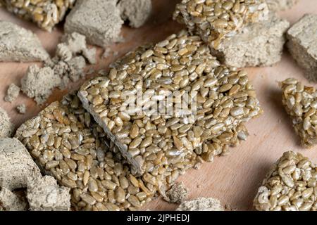 Sonnenblumen-Kozinak aus Sonnenblumenkernen und Zuckersirup, orientalische Süße aus gerösteten Sonnenblumenkernen und Süßsirup Stockfoto