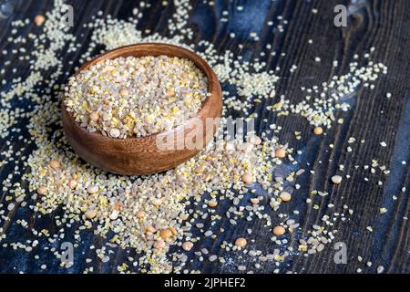 Gemischte rohe Getreide aus verschiedenen Arten von Pflanzen, Kochen aus verschiedenen Getreide in der Küche Stockfoto