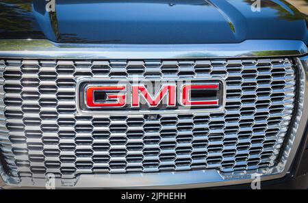 Der neue Luxus GMC mit allen schwarzen Details. GMC-Fahrzeug auf dem Display. Custom schwarz GMC Sierra Denali Front Grill mit Firmenlogo-Nobody, selektiver Fokus, Stockfoto