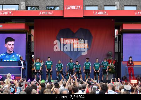 Utrecht, Niederlande. 18. August 2022. Equipo Kern Pharma Riders im Bild bei der Präsentation des Teams vor der Ausgabe 2022 der "Vuelta a Espana", Tour of Spain Radrennen in Utrecht, Niederlande, Donnerstag, 18. August 2022. Morgen startet die Vuelta in Utrecht. BELGA FOTO LUC CLAESSEN Kredit: Belga Nachrichtenagentur/Alamy Live News Stockfoto