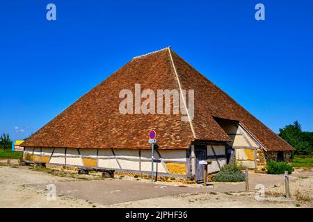 France, Cher (18), Berry, Vailly sur Sauldre, grange pyramidale typique du Pays Fort, Route Jacques Coeur // France, Cher (18), Berry, Vailly sur Saud Stockfoto