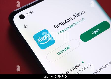 amazon alexa App im Google Play Store auf dem Smartphone-Bildschirm auf rotem Hintergrund platziert gesehen. Nahaufnahme mit selektivem Fokus. Stafford, Vereinigte Ki